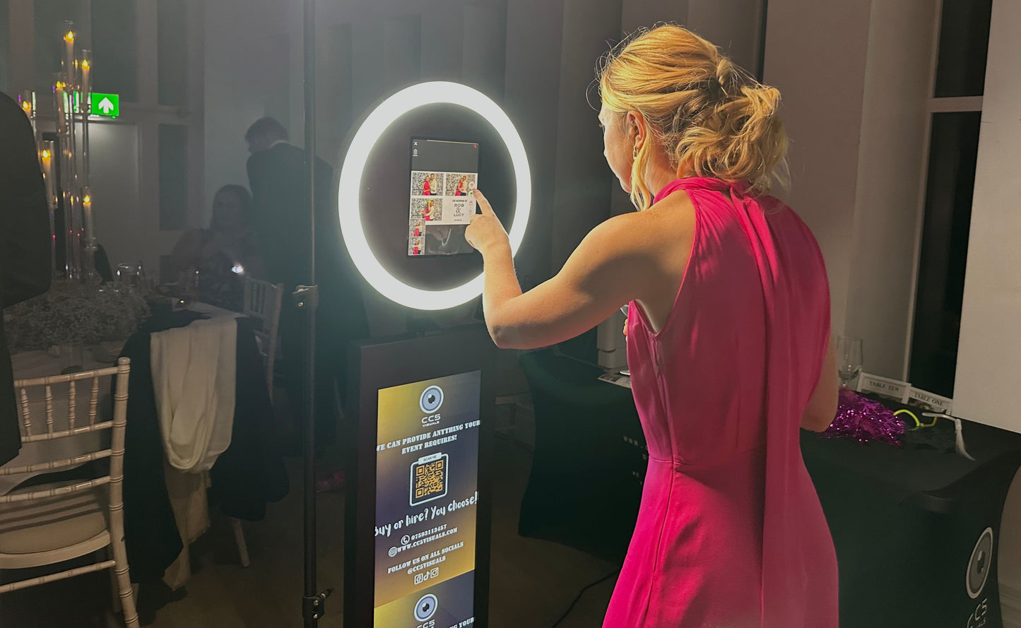 iPad Selfie Pod Photo Booth with LCD Advertising Screen